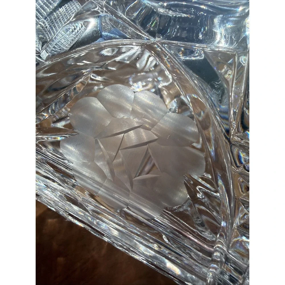 VINTAGE HEAVY PRESSED Crystal GLASS‎ TRIANGLE CANDY DISH WITH LID AND FINIAL TOP